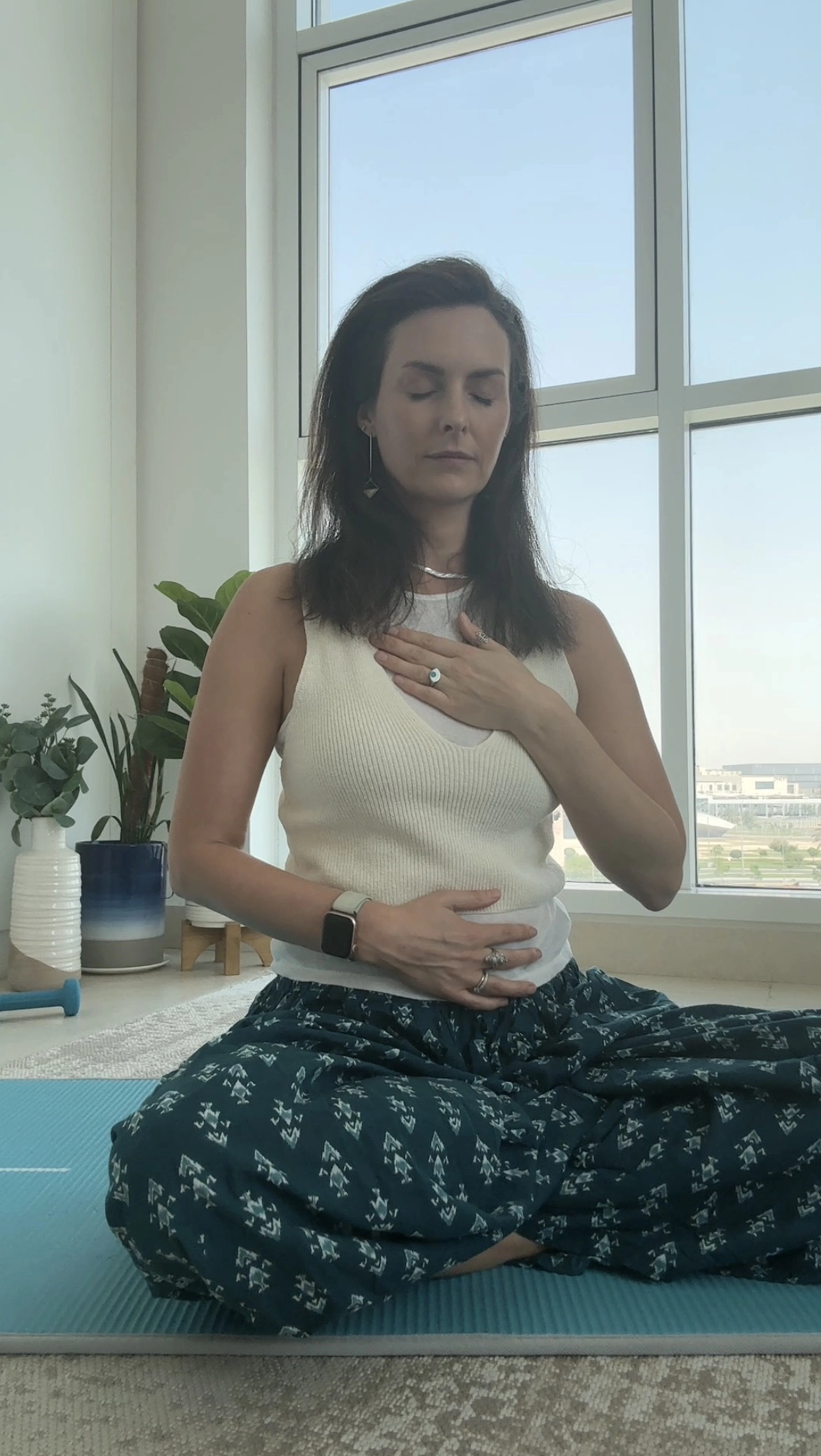 nervous system grounding Ellie Joslin Nervous System coach doing breathwork grounding exercise