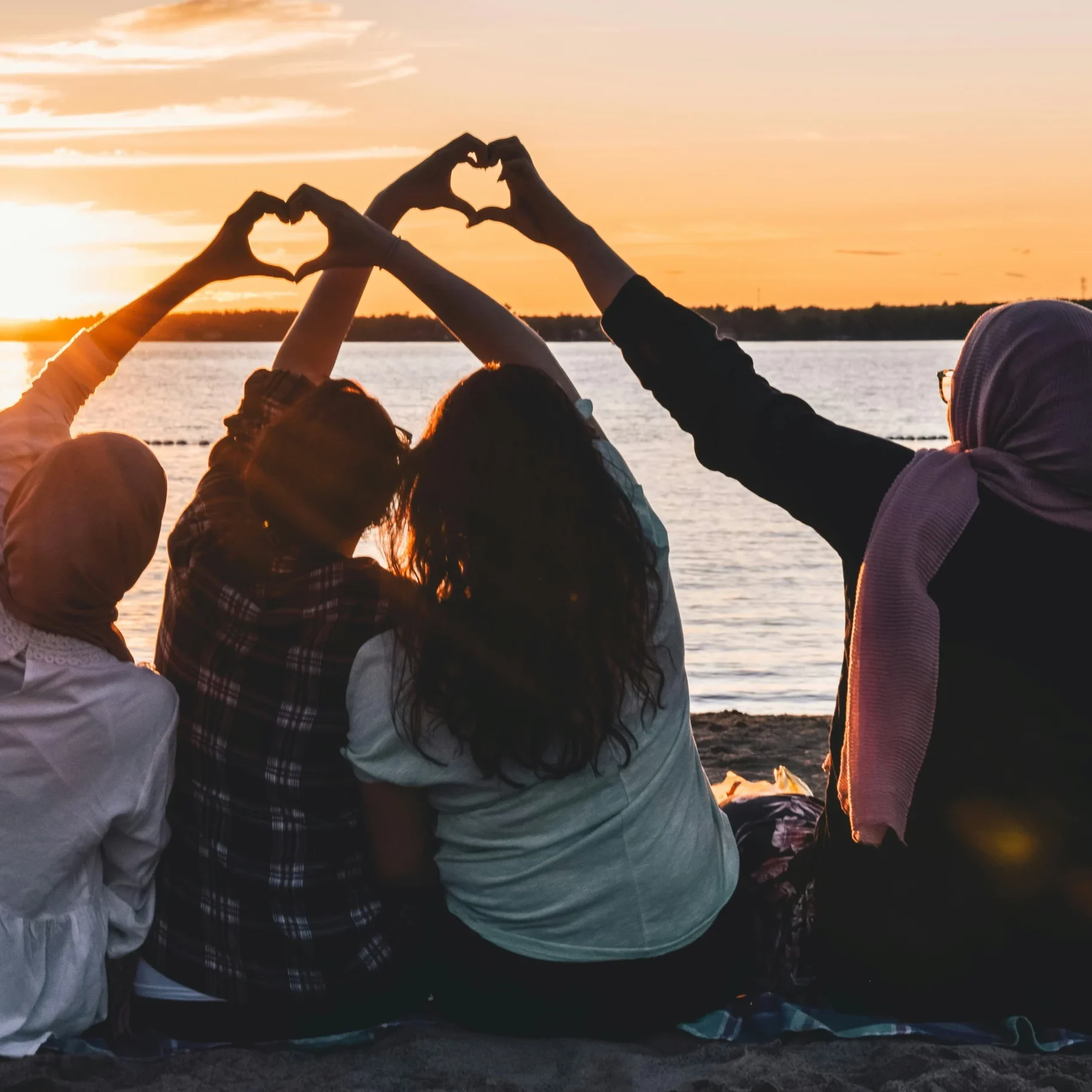 noorulabdeen-ahmad-MW_2Osq-yIE-unsplash People happy, joyful, peaceful